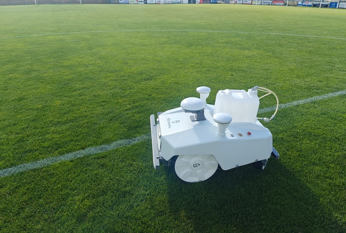 FJD PaintMaster Pro žymi liniją futbolo aikštėje